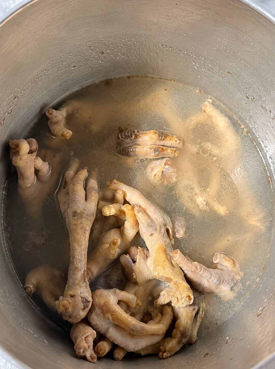 Patas de pollo cocinándose en la olla